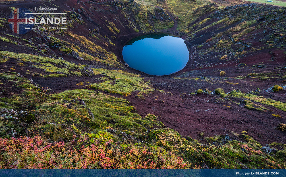 Kerid est un lac de cratère volcanique bleu